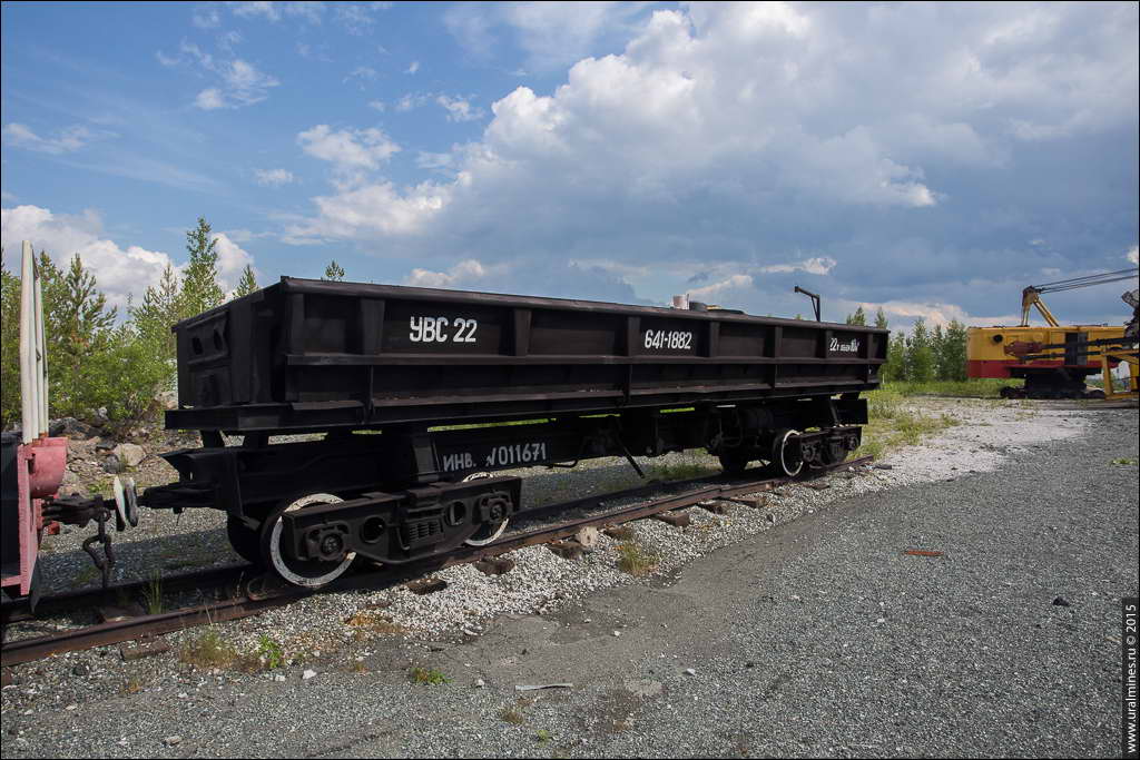 Руда и пустые породы из карьера транспортировались в вагонах-думпкарах УВС-22