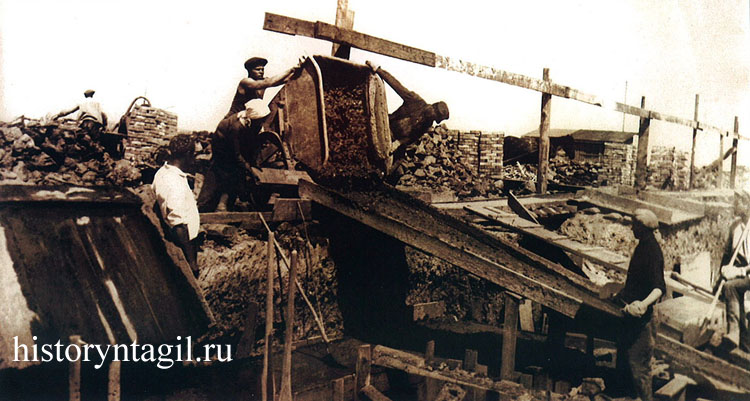 Строительство первого пятиэтажного кирпичного дома на Красном Камне. Фото 1935 г.