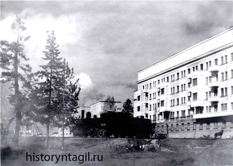 Ул. Орджоникидзе. 1939 г. Паровоз возле седьмой каменной больницы. По железной дороге доставляли материалы на стройплощадку дворца культуры