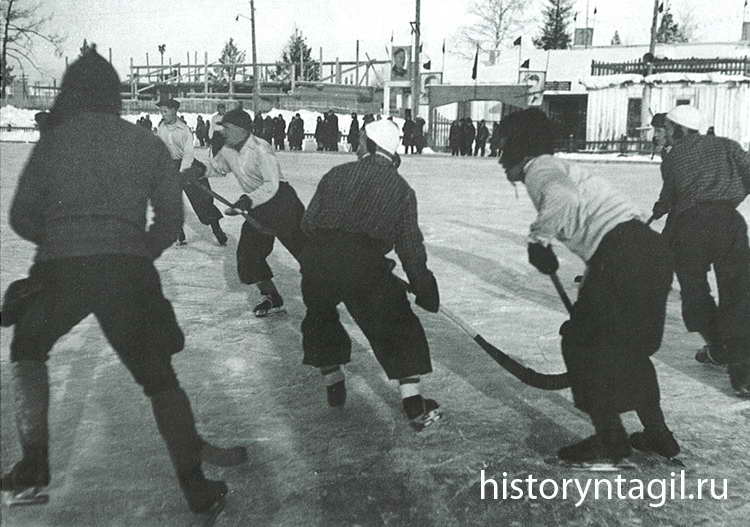 Первые игры по хоккею с мячом на заводском стадионе УВЗ. 1937 год.