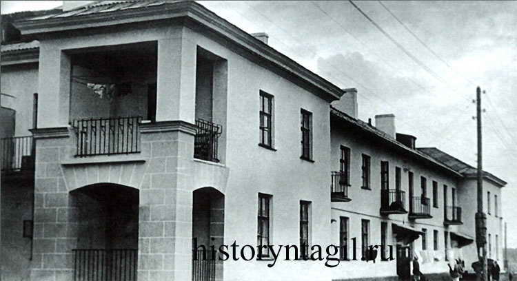 Двухэтажный дом №36 с балконом по пр. Вагоностроителей. 1946 год