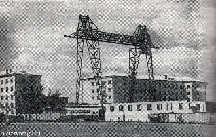 Козловой кран на строительстве домов по пр. Ленина. 1950-е годы