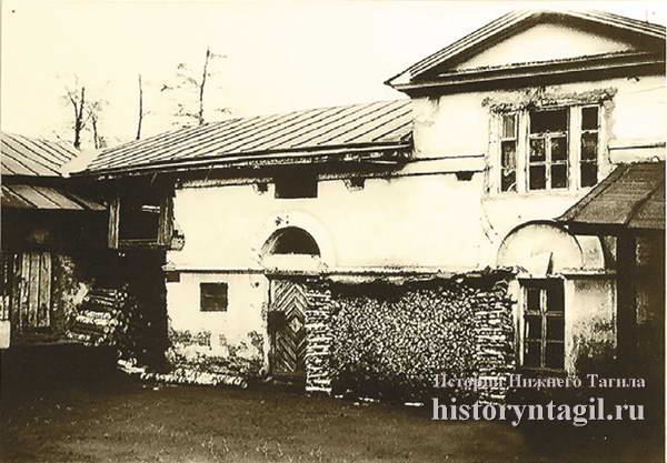 Господский дом, дворовые постройки. 1950-е годы. Фото И.А. Орлова