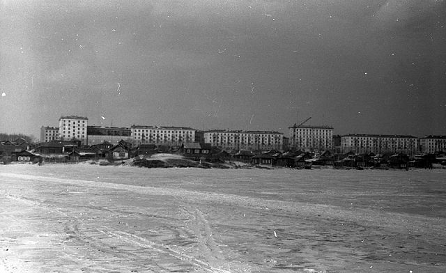 Вид со старой Гальянки на левую сторону пр.Строителей. Правой стороны еще нет - частный сектор. Слева - кинотеатр "Родина". Зима 1958-1959 гг.