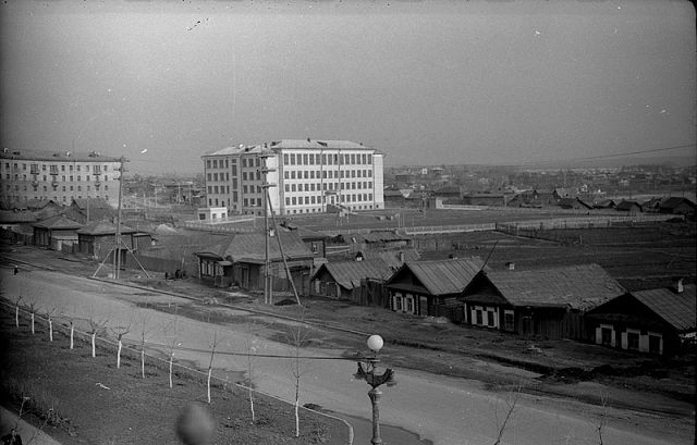 Правая (нечетная) сторона пр. Строителей. Школа №64 по пр. Мира. 1959 год