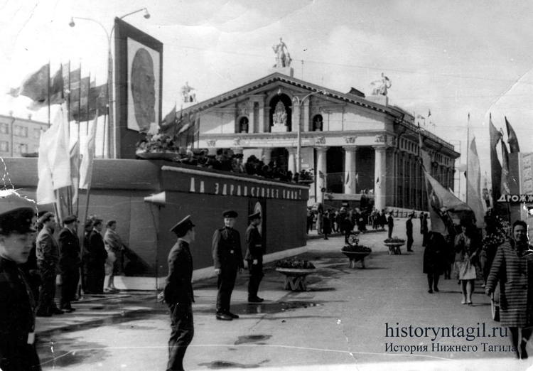 Демонстрация на театральной площади. 1 мая 1965 года. Трибуна еще деревянная, временная, на стороне площади. Возводилась для проведения торжественных мероприятий
