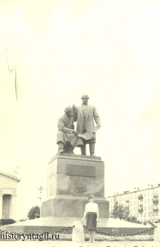 Памятник отцу и сыну Е.А. и М.Е. Черепановым. Июль 1965 г.