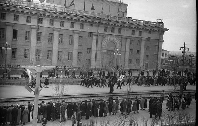 Демонстрация по пр. Ленина. Начало 1960-х гг.
