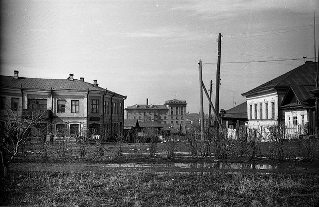 За драматическим театром. На этом месте сейчас ДПП. Впереди на фото - дом на углу ул. Первомайской и пр. Ленина. Фото начала 1960-х гг.