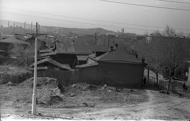 За драматическим театром. Вдали слева - трубы завода им. Куйбышева. Вдали прямо - шахта Магнетитовая. Фото первой половины 1960-х гг.