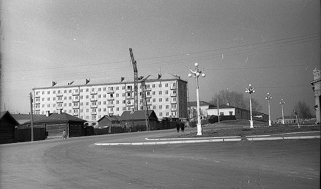 Театральная площадь. Вид на жилой дом по ул. Пархоменко, 1. 1963 г.