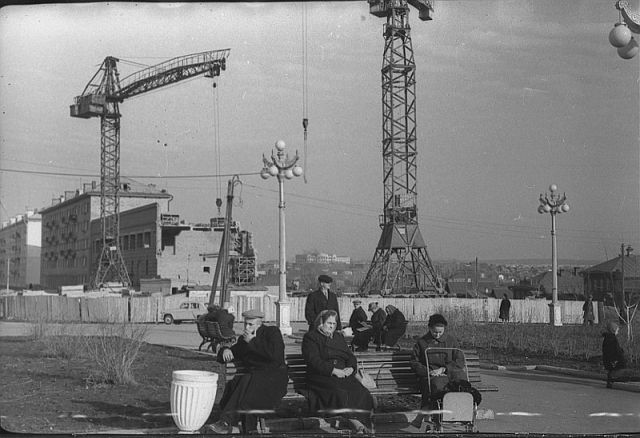 Строительство домов по пр. Строителей. Строительство здания центральной городской библиотеки. Вид с театральной площади. Первая половина 1960-х гг.