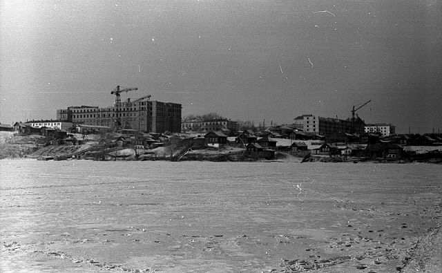 Вид на строительство второй горбольницы и дома по ул. Пархоменко, 1 со стороны старой Гальянки. Начало 1960-х гг.