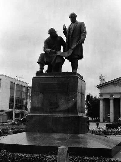 Памятник отцу и сыну Е.А. и М.Е. Черепановым на театральной площади. Август 1966 года