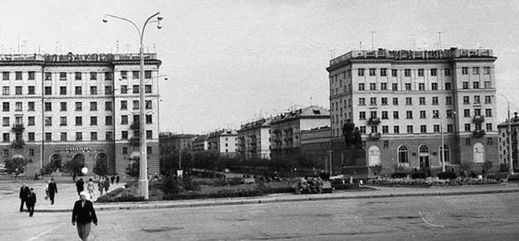 Театральная площадь. Вид на пр. Строителей. Август 1966 года