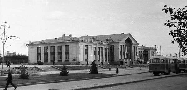 Вид на здание привокзальную площадь и здание железнодорожного вокзала. Здание вокзала было принято 10 января 1966 г. Официальное открытие нового вокзала состоялось 22 февраля 1966 г. Фото августа 1966 года
