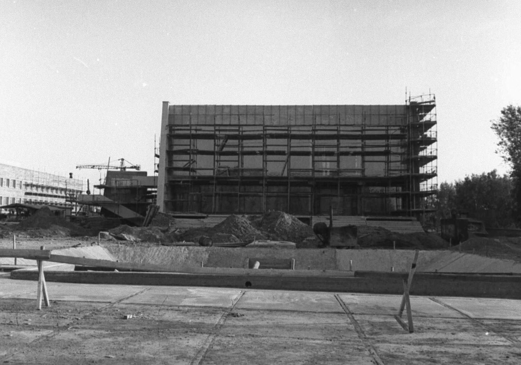 Строительство кинотеатра Современник. Здание принято 30 ноября 1971 года. На заднем плане стоится здание медучилища, также сданного в 1971 году