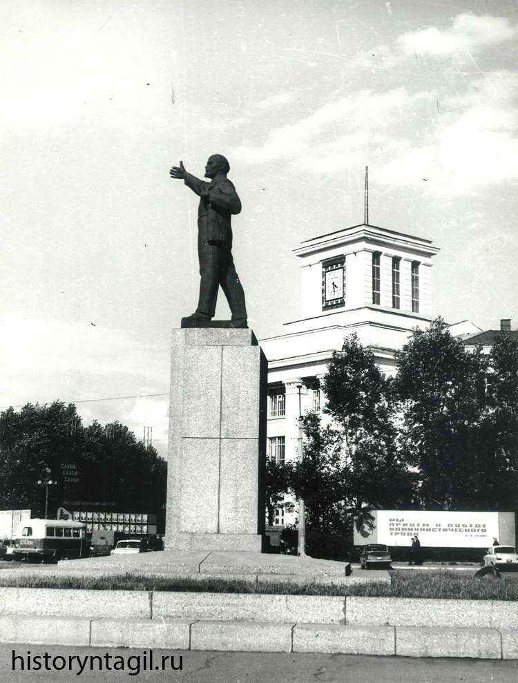 Памятник В.И. Ленину у здания управления НТМК