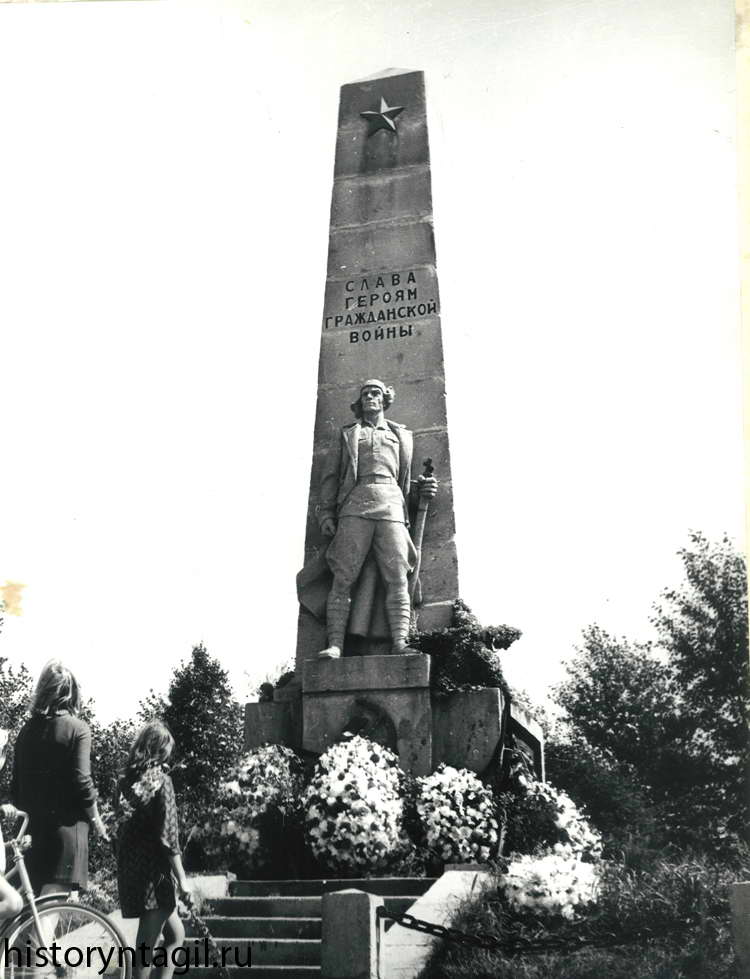 Памятник героям гражданской войны на Красном Камне