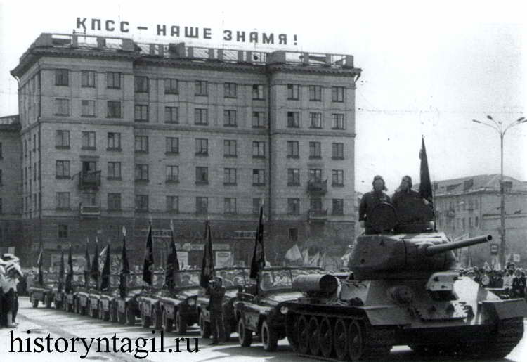 Танк Т-34 на Театральной площади. 9 мая 1985 года.