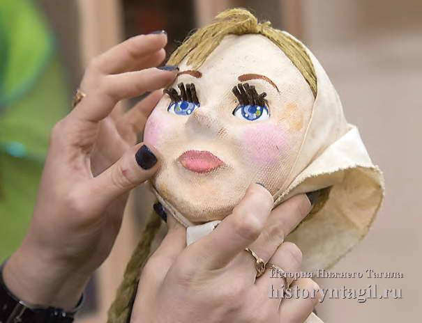 Театральная кукла Даренка нуждается в реставрации и мечтает переехать из хранилища в музей кукол.