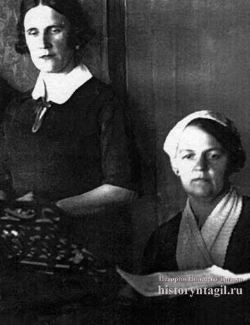 Актриса Н. Шольца и З.В. Гуськова, заведующая музыкальной частью театра кукол (справа). Фото 1940 е гг.