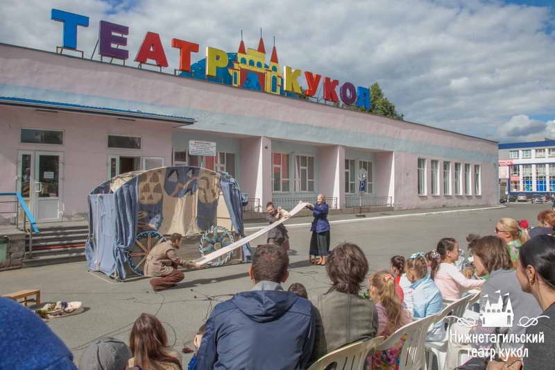 Уличный спектакль Тагильского театра кукол ко Дню молодежи 2016 год.