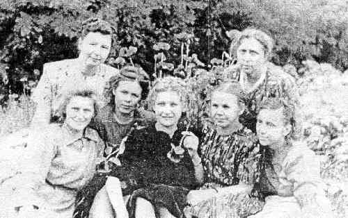 Лето 1949 года. Врачи - терапевты сфотографировались в больничном дворе. В центре - автор "Воспоминаний" Н.Т. Комоватова.
