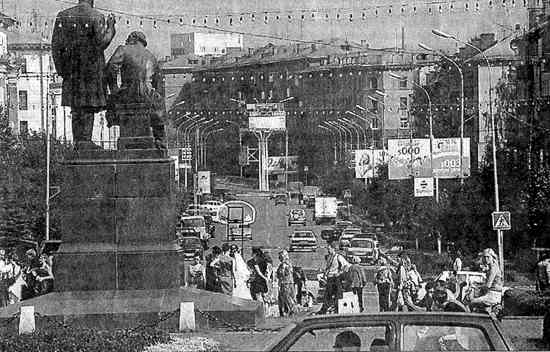 Вид с Театральной площади на проспект Строителей