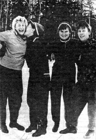 На катке в Звездном (слева направо): Т. Кузнецова, И. Соловьева, В. Терешкова и В. Пономарева.