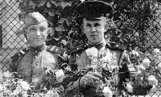 В. Ф. Сысоев (справа) вместе со своим боевым товарищем