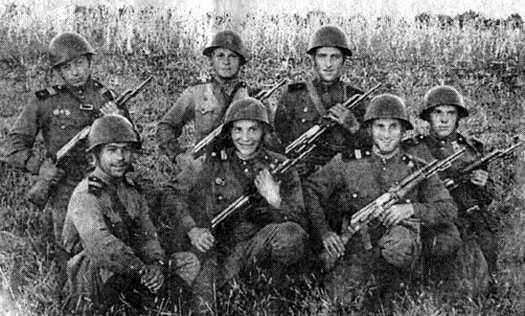 А. А. Белых (в центре) на общем фото солдат 1956 г.