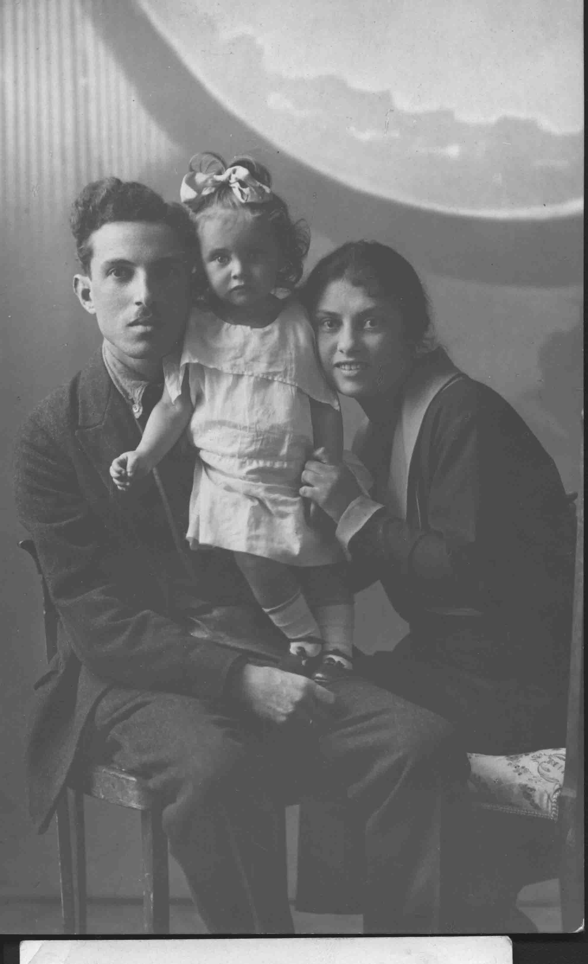 Г.З. Павлоцкий с дочерью и женой, 1925 г.