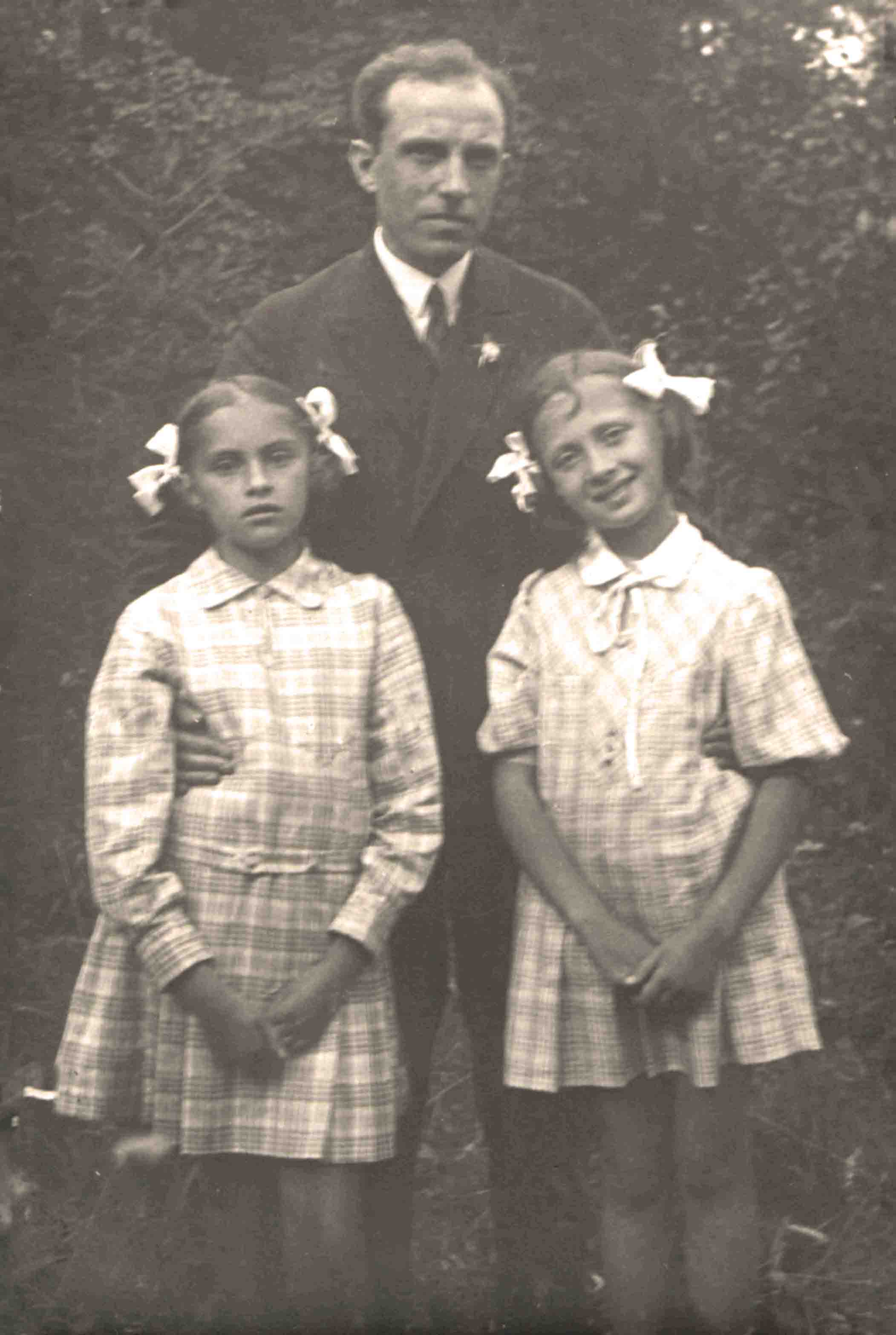 Г.З. Павлоцкий с дочерью и племянницей 1936 г.