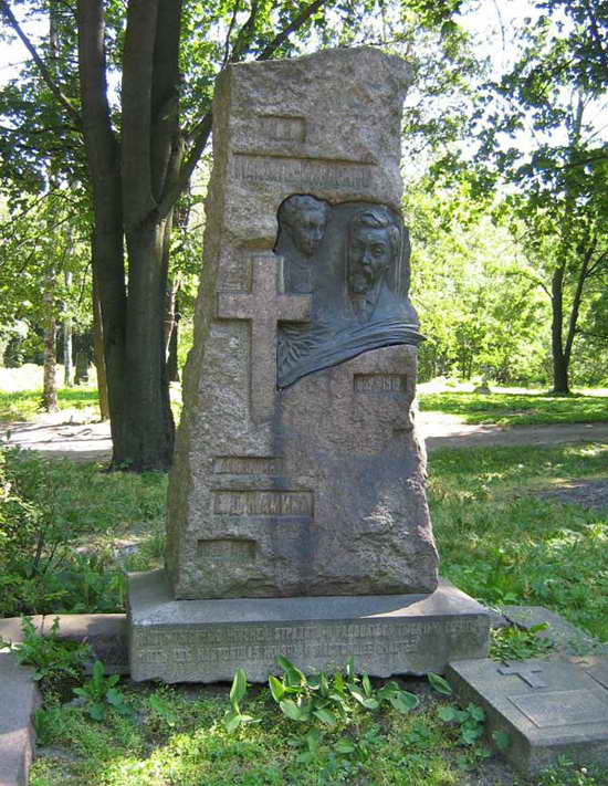 Надгробие на могиле Д.Н. Мамина-Сибиряка и Елены Маминой