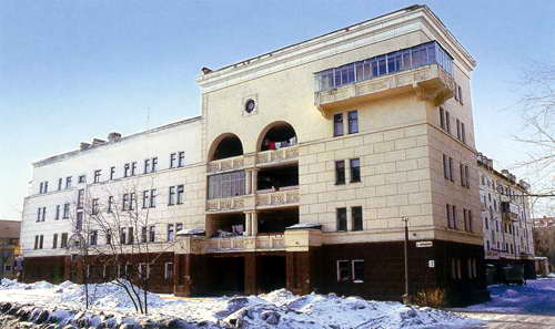 "Дом дирекции" (ул. Ильича, 2). Построен в 1935 г. и в начале 1936 г. сдан в эксплуатацию. Современный вид.