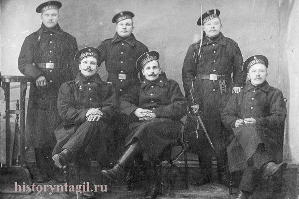 Служили в царском флоте долго – до семи лет. Алексей (в первом ряду посередине) с товарищами