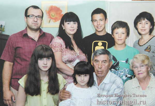Семья Игошиных: Владимир Петрович и Татьяна Алексеевна с дочками, зятем и внуками