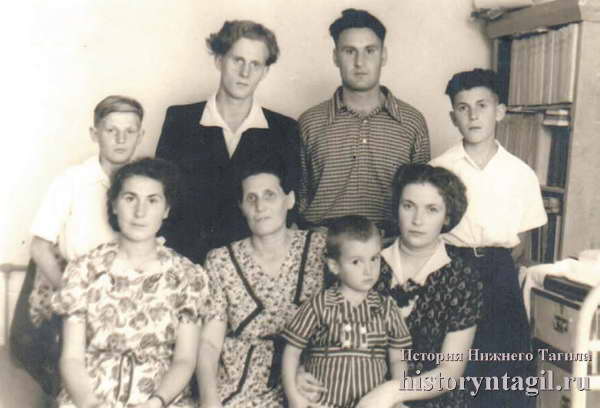 Примерно 1952-1953 гг. Во втором ряду слева направо: Вадим, Анри, Николай, Валерий. В первом: Лариса, Екатерина, Надежда (жена Николая), на коленях – Борис (сын Николая)