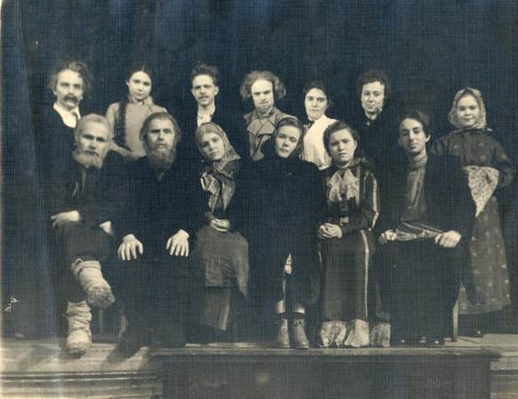 Участники драматического кружка НТГМТ.  В центре второго ряда В.Ф. Старков. 1954 г.